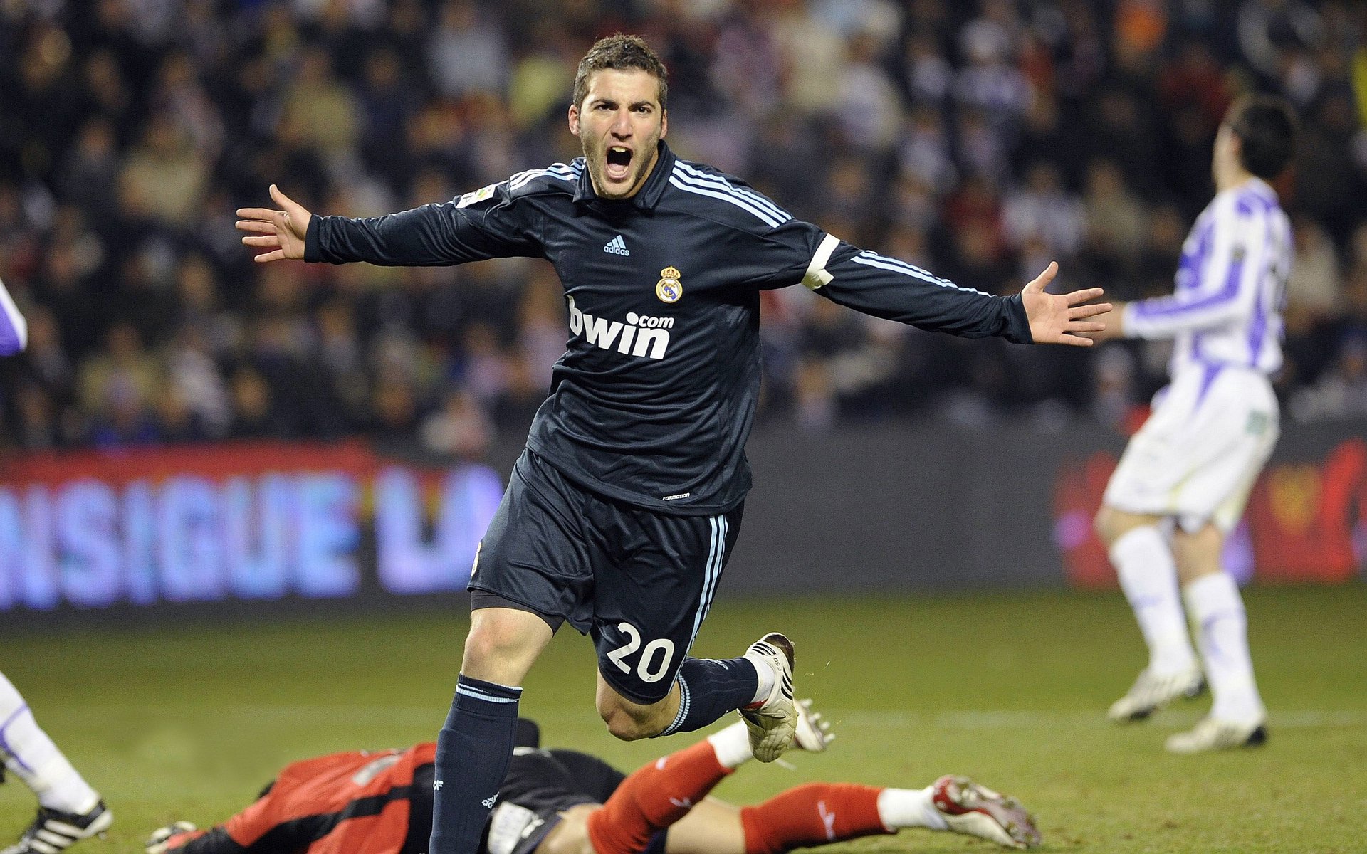 开云体育网站入口-德国骑手格里高利·瓦特莱特在2024年国际马术联合会障碍赛世界巡回赛中获得个人第五名，展现坚韧精神。